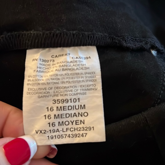 Lee Ladies pull on shorts Black Denim Excellent Condition Size 16 very comfy. - Picture 8 of 11